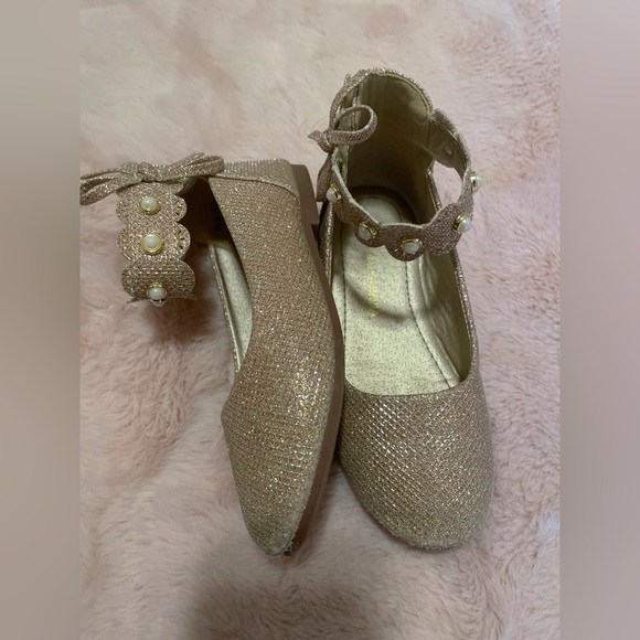 Toddler Girls Gold Flats - Picture 3 of 5